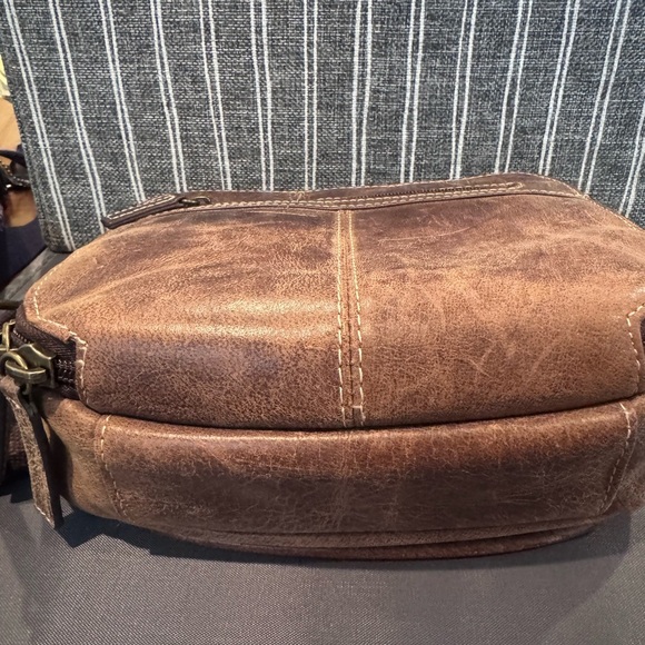 Gun Tote’n Mama Distressed Leather Crossbody Concealed Carry Purse - Picture 8 of 9